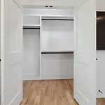 Holiday home Luxury Build - King Beds - Minutes To Uptown