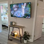 Small Space, Big Personality W/ King + Queen Bed Holiday home Charlotte