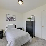 5 Mi To Uptown Charlotte! Family Retreat With Yard