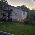 Modern Pet Friendly Fenced Holiday home *