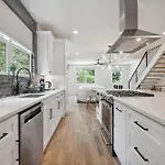 Holiday home Luxury Build - King Beds - Minutes To Uptown *