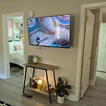 Small Space, Big Personality W/ King + Queen Bed Holiday home