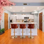 Mad Hatter Free Parking Sauna And Balcony