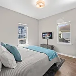 2br With Fenced Backyard, Minutes To Uptown Holiday home
