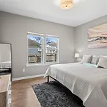Holiday home 2br With Fenced Backyard, Minutes To Uptown *