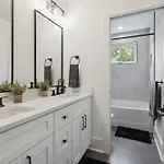 Luxury Build - King Beds - Minutes To Uptown Holiday home