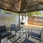 Holiday home 2br With Fenced Backyard, Minutes To Uptown Charlotte