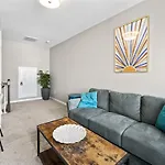 2br With Fenced Backyard, Minutes To Uptown Holiday home *