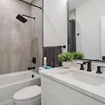 Luxury Build - King Beds - Minutes To Uptown Holiday home
