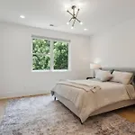 Holiday home Luxury Build - King Beds - Minutes To Uptown *