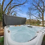 Castaway Cove 5 Bed Lake Retreat Fire Pit Hot Tub!