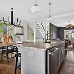 Uptown Historic Retreat Sleeps 8 Apartment Charlotte