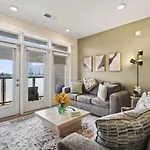 Queen Breeze - Parking, Pool, Walkable * Charlotte