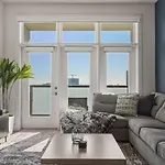 Blue Haven - Pool, City Views, Free Parking