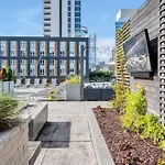 Queen Breeze - Parking, Pool, Walkable *
