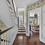 Apartment Uptown Historic Retreat Sleeps 8