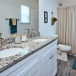 Southern Charm 2 Modern Sideside Townhomes Apartment *