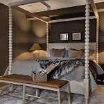 Uptown Historic Retreat Sleeps 8 *