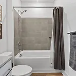 Queen Breeze - Parking, Pool, Walkable Charlotte