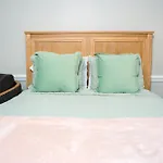 Apartment New Quiet Near Atrium Health With 24-7 Gym