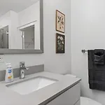 Apartment Queen Breeze - Parking, Pool, Walkable