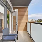 Queen Breeze - Parking, Pool, Walkable *