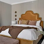Apartment Uptown Historic Retreat Sleeps 8 *