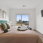Queen Breeze - Parking, Pool, Walkable *