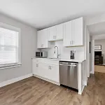 Optimist Abode 4: <7min To Noda-midwood-uptown Apartment *