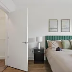 Queen Breeze - Parking, Pool, Walkable Apartment