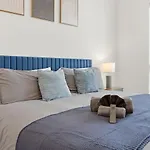 Skyline Retreat - Free Parking, Pool, Balcony