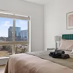 Apartment Queen Breeze - Parking, Pool, Walkable *