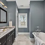 Uptown Historic Retreat Sleeps 8 Apartment