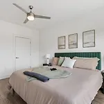Queen Breeze - Parking, Pool, Walkable Apartment Charlotte