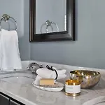 Uptown Historic Retreat Sleeps 8 Apartment