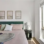 Queen Breeze - Parking, Pool, Walkable * Charlotte