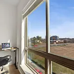 Queen Breeze - Parking, Pool, Walkable