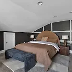 Apartment Uptown Historic Retreat Sleeps 8