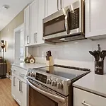 Queen Breeze - Parking, Pool, Walkable Apartment Charlotte