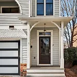 Apartment Uptown Historic Retreat Sleeps 8