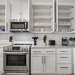 Apartment Queen Breeze - Parking, Pool, Walkable *