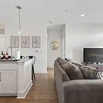 Queen Breeze - Parking, Pool, Walkable Charlotte