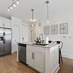 Queen Breeze - Parking, Pool, Walkable Apartment