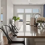 Blue Haven - Pool, City Views, Free Parking