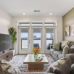 Apartment Queen Breeze - Parking, Pool, Walkable
