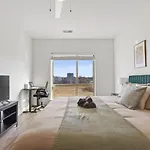 Queen Breeze - Parking, Pool, Walkable Apartment Charlotte