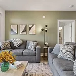 Apartment Queen Breeze - Parking, Pool, Walkable *