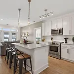 Queen Breeze - Parking, Pool, Walkable *