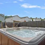 Cozy 2 Bedroom Duplex In Charlotte, Jacuzzi, Sleeps 6 Plus 2