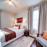 Holiday home Retro 1br In Elizabeth With Porch & Eclectic Design *